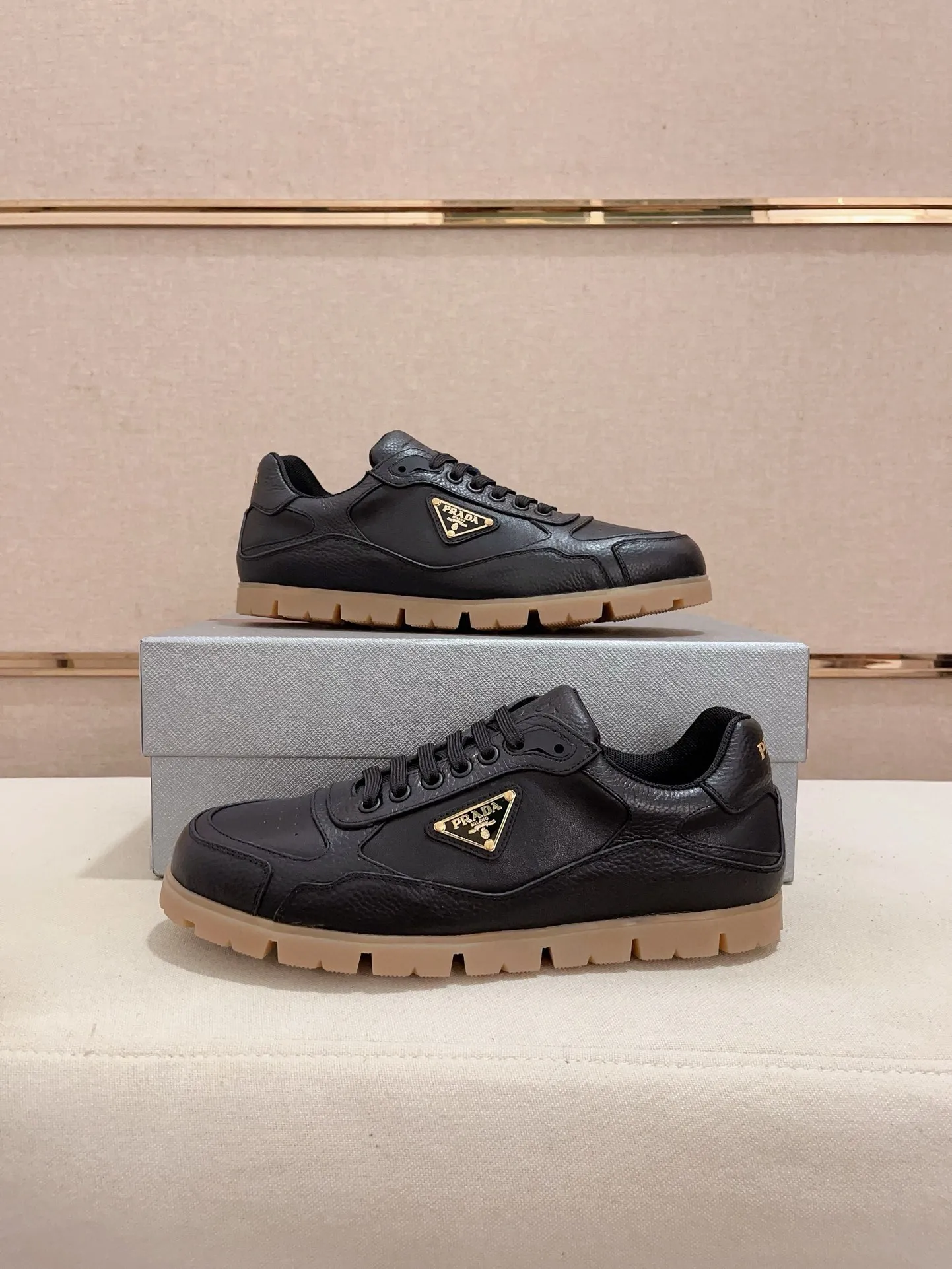 Men's shoes 💰 540💰 ✔️✔️✔️Higher version High-quality new PRADA (Prada) counters are launched at the same time. The new men's shoes and 😘 fabrics are made of high-tech glue-making technology. Lining: Full cowhide lining. 👍🏿 High-end ☄️ air-cushion molded anti-slip rubber outsole, exquisite lines, simple and elegant, comfortable and high-end for leisure travel. Code number: 38 to 44 (45 can be customized and cannot be returned or exchanged)